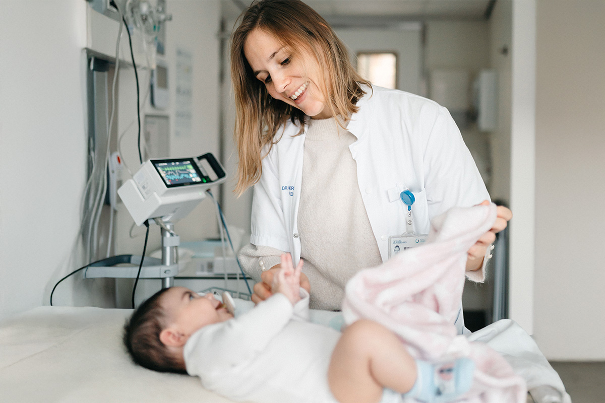 Pediater behandelt baby in ziekenhuis