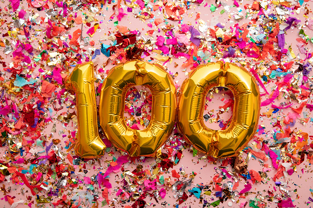 ballonnen die samen het cijfer 100 vormen