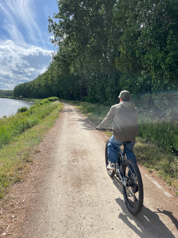 Jongen op de fiets voor Rondje Wereld