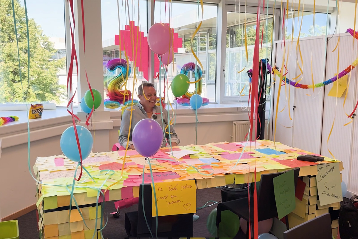 Etion-CEO Gino Vijncke aan zijn post-it bomb bureau tijdens de dag van de leidinggevende