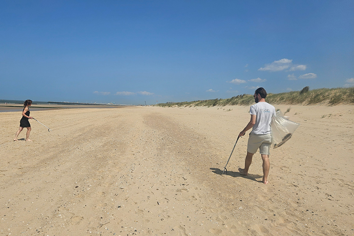 Etion-medewerkers rapen afval op het strand