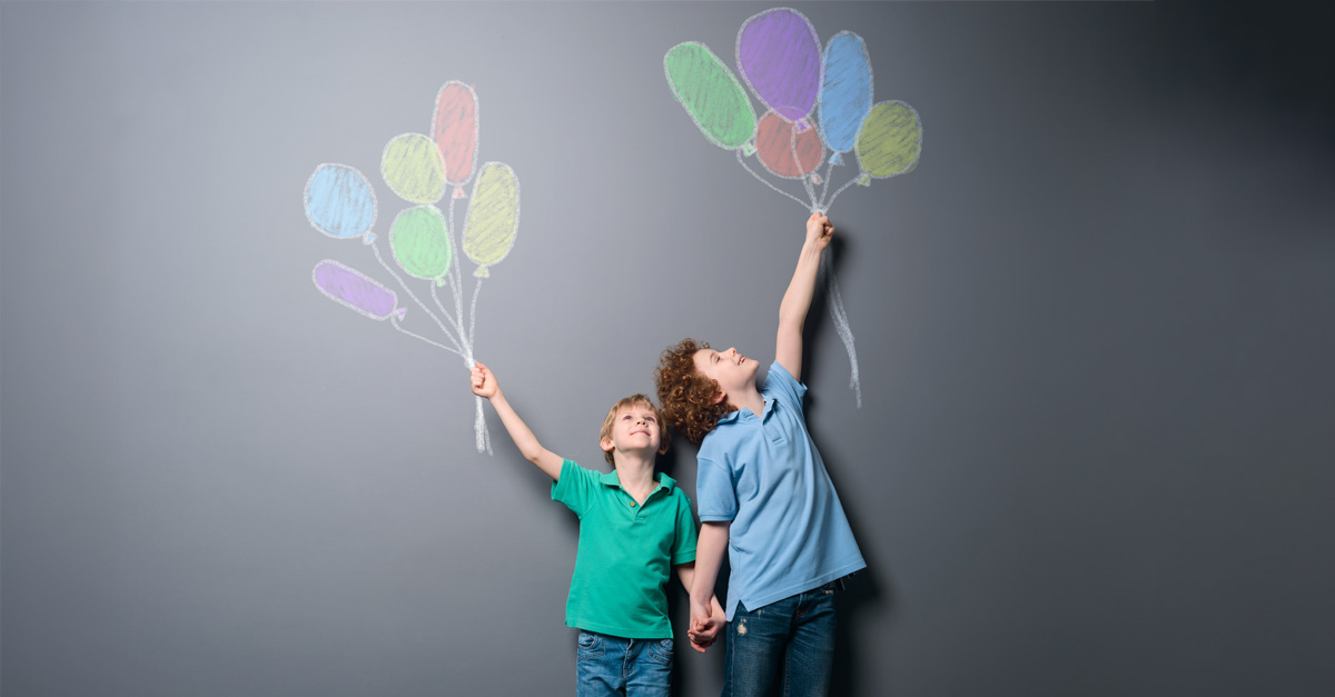 2 blije jongens houden getekende ballonnen vast